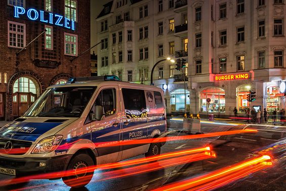 PK 15 mit Mannschaftswagen Polizei Hamburg