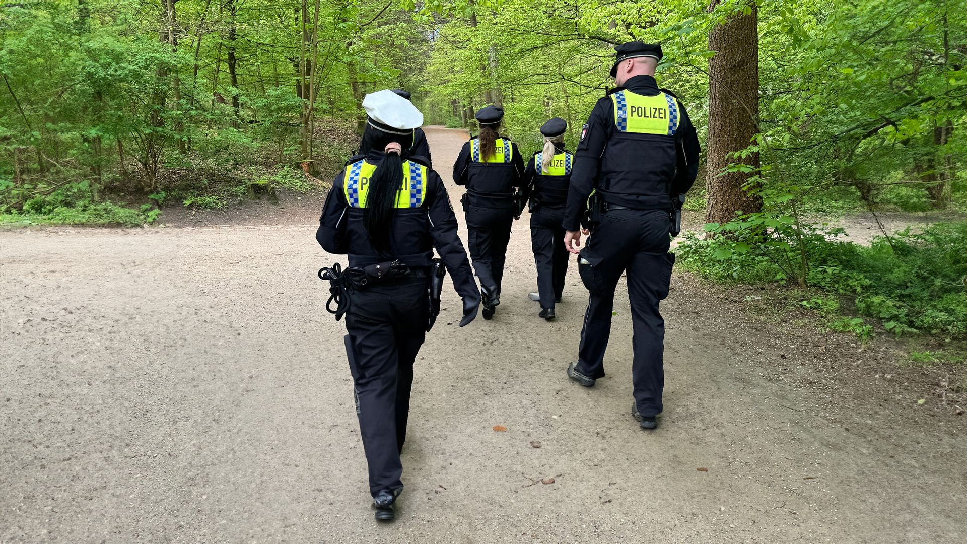 Polizisten bestreifen den Hamburger Volkspark